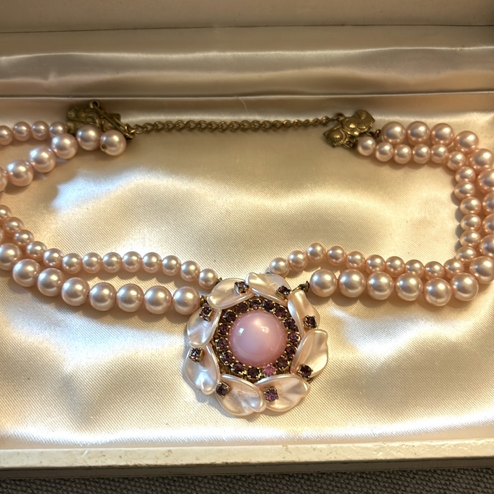 Vintage nostalgic 1940’s old European pastel pendant necklace!!